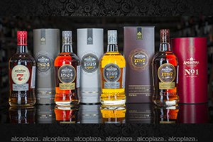 Ром Angostura разновидность рома из Тринидад и Тобаго в подарочных тубах