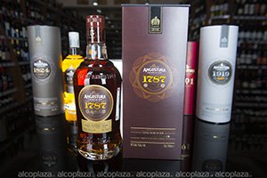 Ром Angostura выдержанный 15-ний сладкий ром в подарочной упаковке