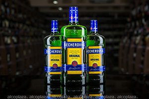 Ликер Becherovka разные объемы травяного ликера