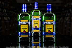 Ликер Becherovka разные объемы травяного ликера