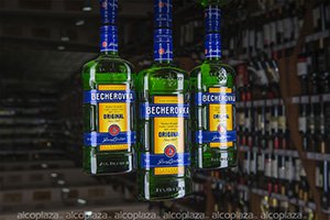 Ликер Becherovka разные объемы травяного ликера