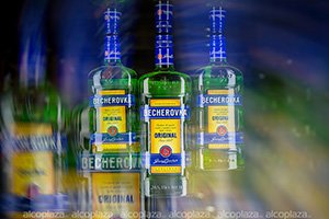 Ликер Becherovka разные объемы травяного ликера