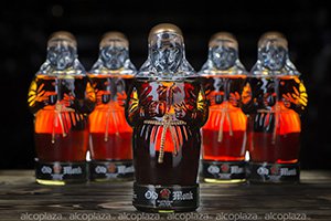 Ром Old Monk индийский ром в виде статуетки