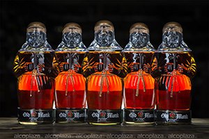 Ром Old Monk индийский ром в виде статуетки