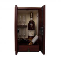 Courvoisier Succession J.S. with 4 glasses - коньяк Курвуазье Сюксэсьен ЖС + 4 бокала 0.7 л п/у