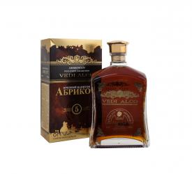 бренди Vedi Alco Apricot 5 Years 0.7 л в подарочной коробке