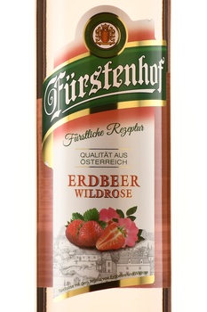 Furstenhof Strawberry Rosehip - шнапс Фюрштенхоф Клубника Шиповник 0.7 л