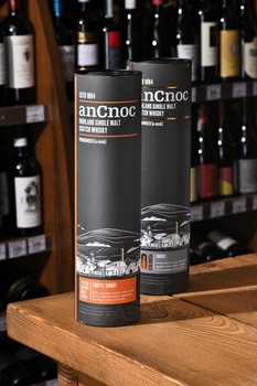 AnCnoc Lightly Smoky Peated Sherry Cask Finish 9 Years Old - виски АнНок Лайтли Смоки Питед Шерри Каск Финиш 9 лет 0.7 л в тубе