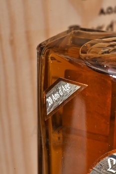 Le Pere Jules Pays d’Auge 20 years - кальвадос Пэи д’Ож 20 лет Ле Пэр Жюль графин 0.7 л в д/у