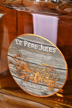 Le Pere Jules Pays d’Auge 20 years - кальвадос Пэи д’Ож 20 лет Ле Пэр Жюль графин 0.7 л в д/у
