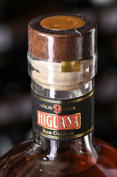 Higuana Anejo Reserva 9 - ром Игуана Аньехо Резерва 9 0.7 л