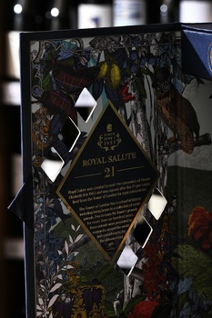 Chivas Regal The Sapphire Flagon Royal Salute - виски Чивас Ригал де Сапфир Флэгон Роял Сэлют 0.7 л