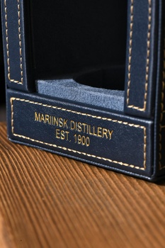 Beluga Transatlantic Racing Leather Gift Box - водка Белуга Трансатлантик Рейсинг 0.7 л в кожаной п/у