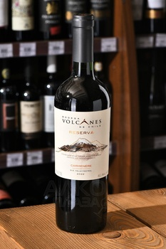 Volcanes Reserva Carmenere - вино Вулканес Резерва Карменер 2022 год 0.75 л красное сухое