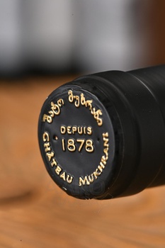 Chateau Mukhrani Kindzmarauli - вино Шато Мухрани Киндзмараули 0.75 л красное полусладкое