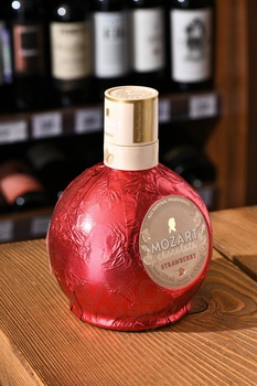 Mozart white chocolate cream strawberry - ликер Мозарт с белым шоколадом и клубникой 0.5 л