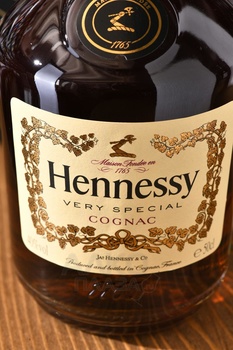 Hennessy VS - коньяк Хеннесси ВС 0.5 л в подарочной упаковке