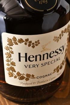 Hennessy VS Limited Edition - коньяк Хеннесси ВС Лимитед Эдишн 0.7 л в п/у