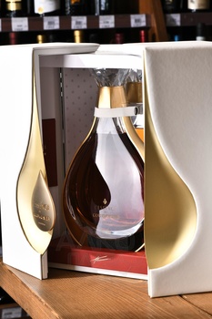 Courvoisier L`Essence - коньяк Курвуазье Л`Есанс 0.7 л п/у