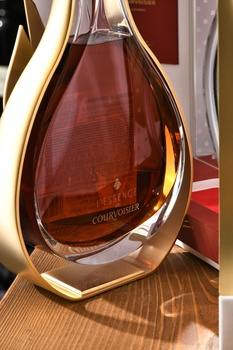 Courvoisier L`Essence - коньяк Курвуазье Л`Есанс 0.7 л п/у