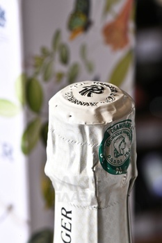 Pol Roger Brut Reserve gift box - шампанское Поль Роже Брют Резерв 0.75 л в картонной коробке