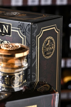 Армянский коньяк Немрут 20 лет 0.7 л в п/у