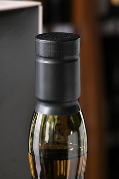 Lagavulin 10 Years Old - виски Лагавулин 10 лет 0.7 л в п/у