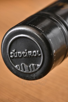 Tiefenbrunner Feldmarschall Muller Thurgau - вино Тифенбруннер Фельдмаршал Мюллер Тургау 0.75 л белое сухое