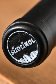 Girlan Flora Gewurztraminer Sudtirol Alto Adige DOC - вино Джирлан Флора Гевюрцтраминер 0.75 л белое сухое