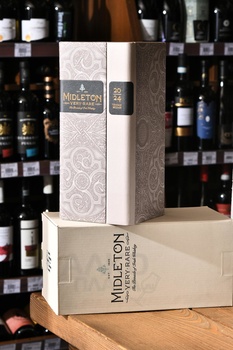 Midleton Very Rare Vintage Release - виски Мидлтон Вери Рар Винтаж Релиз 2024 год 0.7 л в п/у