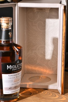 Midleton Very Rare Vintage Release - виски Мидлтон Вери Рар Винтаж Релиз 2024 год 0.7 л в п/у