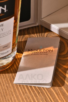 Midleton Very Rare Vintage Release - виски Мидлтон Вери Рар Винтаж Релиз 2024 год 0.7 л в п/у