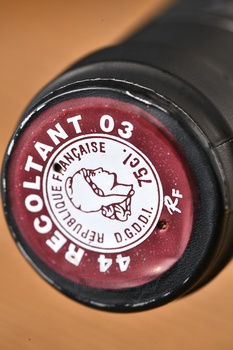 Les Bonnets Blanc Muscadet Sevre et Maine sur Lie - вино Ле Бонне Блан Мюскаде Севр э Мен сюр Ли 2023 год 0.75 л белое сухое