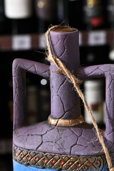 Вино Киндзмараули Джорджиа Кантри Вайнс 0.75 л красное полусладкое в глиняном кувшине