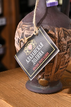 Вино Алазанская Долина Джорджиа Кантри Вайнс 0.75 л красное полусладкое в глиняном кувшине