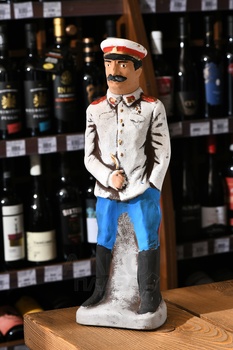 Вино Джорджиа Кантри Вайнс Киндзмараули 1 л красное полусладкое в керамической фигурке Сталина