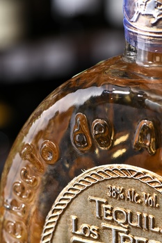 Los Tres Tonos Reposado - текила Лос Трес Тонос Репосадо 0.7 л