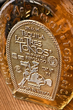 Los Tres Tonos Reposado - текила Лос Трес Тонос Репосадо 0.7 л