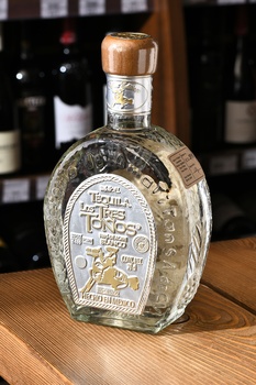 Los Tres Tonos Blanco - текила Лос Трес Тонос Бланко 0.7 л