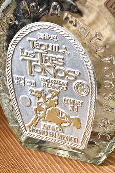 Los Tres Tonos Blanco - текила Лос Трес Тонос Бланко 0.7 л