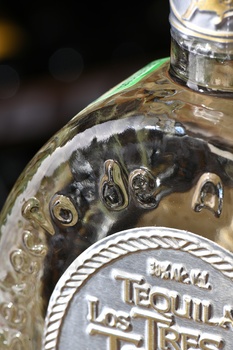 Los Tres Tonos Blanco - текила Лос Трес Тонос Бланко 0.7 л