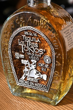 Los Tres Tonos Anejo - текила Лос Трес Тонос Аньехо 0.5 л