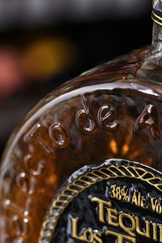 Los Tres Tonos Extra Anejo - текила Лос Трес Тонос Экстра Аньехо 0.7 л