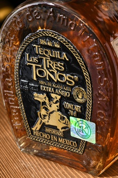 Los Tres Tonos Extra Anejo - текила Лос Трес Тонос Экстра Аньехо 0.7 л