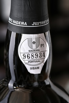 Justino’s Madeira Sercial Dry 10 Years Old - Жустинос Мадера Серсиаль Драй 10 лет 0.75 л