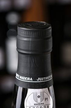 Justino’s Madeira Sercial Dry 10 Years Old - Жустинос Мадера Серсиаль Драй 10 лет 0.75 л