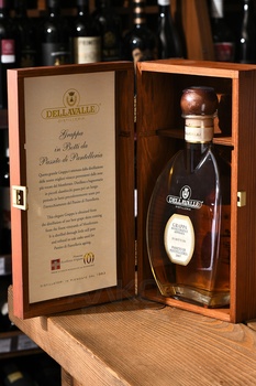 Dellavalle Invecchiata e Affinata in botti da Passito Di Pantelleria - граппа Делавалле Инвеккьята э Аффината ин ботти да Пассито ди Пантеллерия 0.7 л в д/у