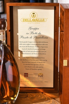 Dellavalle Invecchiata e Affinata in botti da Passito Di Pantelleria - граппа Делавалле Инвеккьята э Аффината ин ботти да Пассито ди Пантеллерия 0.7 л в д/у
