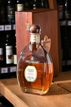 Dellavalle Invecchiata e Affinata in botti da Passito Di Pantelleria - граппа Делавалле Инвеккьята э Аффината ин ботти да Пассито ди Пантеллерия 0.7 л в д/у