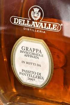 Dellavalle Invecchiata e Affinata in botti da Passito Di Pantelleria - граппа Делавалле Инвеккьята э Аффината ин ботти да Пассито ди Пантеллерия 0.7 л в д/у